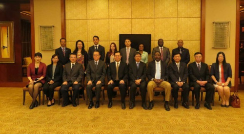 Fotografia de grupo com o Governador do Município de Qingyuan, Guo Feng, e a Delegação do Fórum de Macau