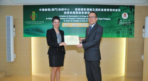 Secretário-Geral, Dr. Chang Hexi, entrega certificado a participante do Colóquio