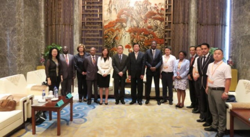 Fotografia de grupo entre os representantes do Departamento do Comércio da Província de Jiangxi e a Delegação do Fórum de Macau
