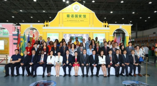 Fotografia dos convidados de honra em frente do “Pavilhão dos Países de Língua Portuguesa” do Fórum de Macau