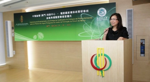 A Secretária-Geral Adjunta do Secretariado Permanente do Fórum de Macau, Dra. Echo Chan, a proferir o seu discurso