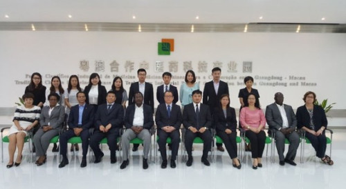 Fotografia de grupo com representantes do Parque Científico e Industrial de Medicina Tradicional Chinesa