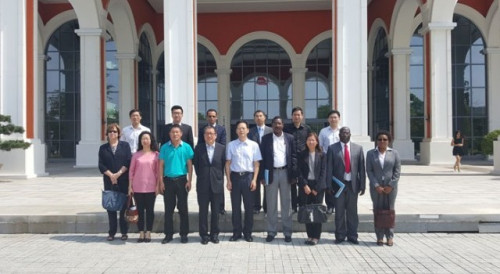 Fotografia de grupo com o Vice-Governador do Município de Zhongshan, Dr. Yang Wenlong, e outros dirigentes locais