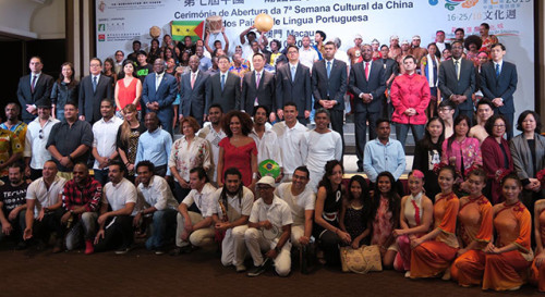 Group photo of honour guests and artists