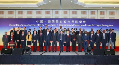Group photo of the Roundtable guests and leaders of Provinces and Municipalities of China and those of Portuguese-speaking Countries