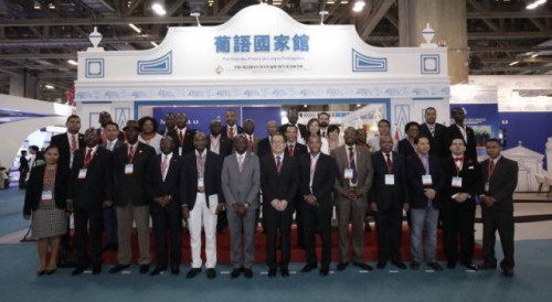 Portuguese-speaking Countries’ diplomatic representatives and the Delegation from the Permanent Secretariat of Forum Macao at the Portuguese-speaking Countries’ Pavilion