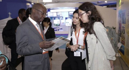 Embaixador de Angola em Pequim, Dr. João Garcia Bires, a conversar com a comunicação social