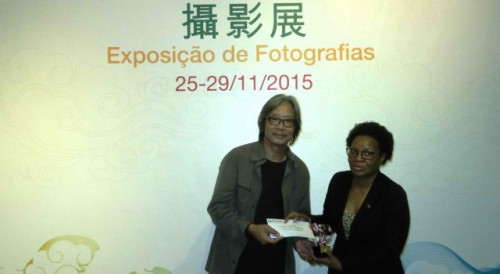 Entrega do prémio pela Delegada de Moçambique junto do Secretariado Permanente do Fórum de Macau, Dra. Francisca Reino
