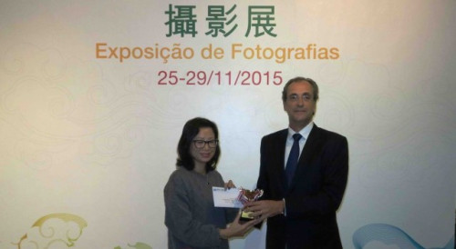 Entrega do prémio pelo Director do Instituto Português do Oriente, Dr. João Laurentino Neves