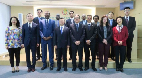Fotografia de grupo com a Delegação do Ministério do Comércio da China e representantes do Secretariado Permanente do Fórum de Macau