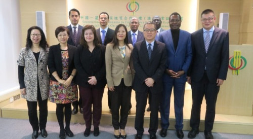PortuguesaFotografia de grupo do Secretariado Permanente do Fórum de Macau e representantes do Fundo de Cooperação para o Desenvolvimento entre a China e os Países de Língua Portuguesa