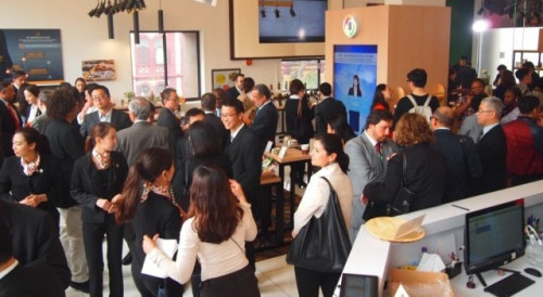 Exchanges between guests and exhibitors