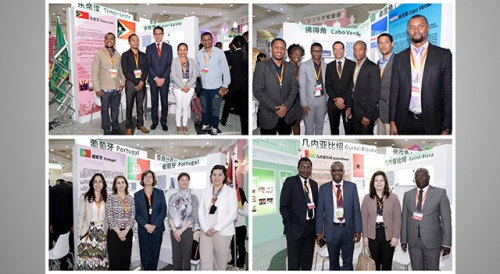 Participants in the ‘Workshop on Training for SMEs from Portuguese-speaking Countries’ visit the Portuguese-speaking Countries’ Pavilion