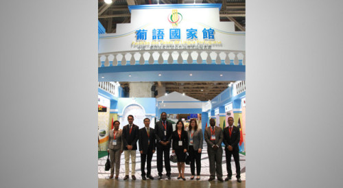 Fotografia de grupo dos representantes do Secretariado Permanente do Fórum de Macau em frente do Pavilhão dos Países de Língua Portuguesa
