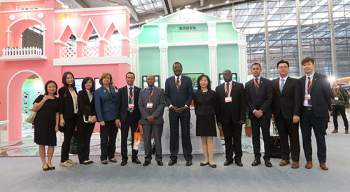 Fotografia de grupo da delegação do Secretariado Permanente em frente do Pavilhão dos Países de Língua Portuguesa