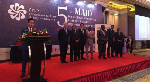Fotografia de grupo com brinde entre os embaixadores dos Países de Língua Portuguesa e o Secretariado Permanente, representado pelo Secretário-Geral Adjunto do Fórum de Macau, em representação da China, Dr. Ding Tian