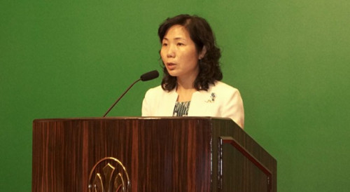 Secretária-Geral do Fórum de Macau, Dra. Xu Yingzhen, a proferir o seu discurso