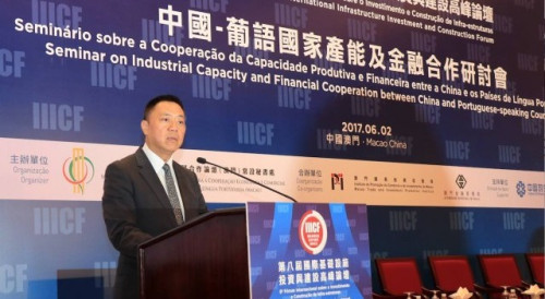 Secretary for Economy and Finance of Macao, Leong Vai Tac, delivers a speech at the Seminar