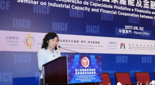Secretária-Geral do Fórum de Macau, Dra. Xu Yingzhen, a proferir o discurso