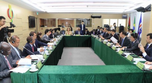 Delegação do Governo do Município de Qingdao visita Secretariado Permanente do Fórum de Macau e assina Memorando de Cooperação