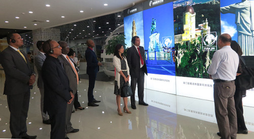  Visit in Tianjin to the display centre for products from Macao and from Portuguese-speaking Countries