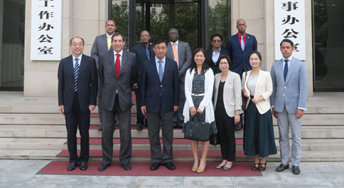Fotografia de grupo dos representantes do Secretariado Permanente do Fórum de Macau e das autoridades do Gabinete dos Assuntos Externos do Município de Tianjin