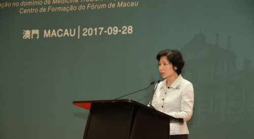 A Secretária-Geral do Fórum de Macau, Dra. Xu Yingzhen, a proferir o seu discurso