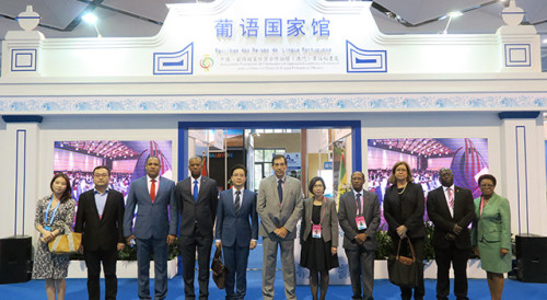 Group photo of the Permanent Secretariat delegation at the Portuguese-speaking Countries Pavilion at the ‘2017 International Islands Tourism Conference Expo’