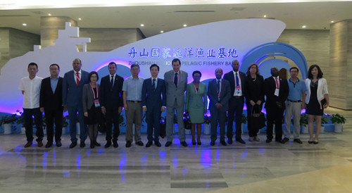 Fotografia de grupo da Delegação do Secretariado Permanente e representantes da Base Nacional de Pesca em Alto-Mar de Zhoushan
