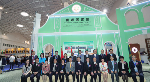 Group photo in front of the Portuguese-speaking Countries’ Pavilion