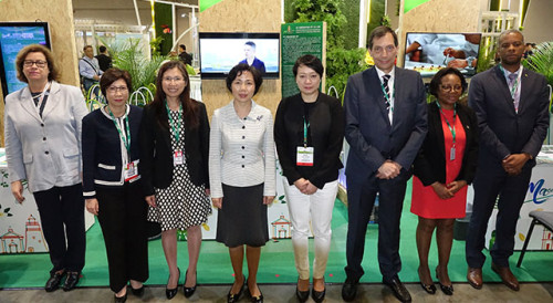 Fotografia de grupo no stand do Fórum de Macau