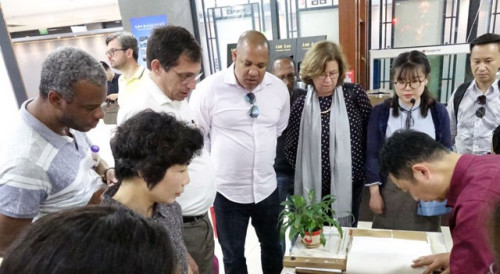 Visit to the Yangzhou Intangible Cultural Heritage Exhibition Pavilion