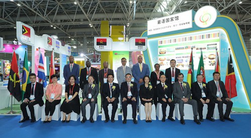 Group photo in front of the Portuguese-speaking Countries’ Pavilion