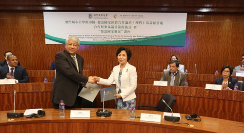 Signing ceremony of the framework cooperation agreement between Forum Macao (represented by Secretary-General of the Permanent Secretariat, Ms Xu Yingzhen) and City University of Macau (represented by Rector Dr Zhang Shuguang)
