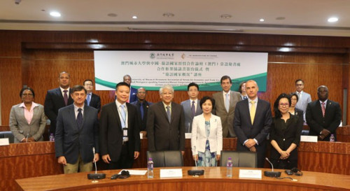 Group photo, featuring Ms Xu Yingzhen, Dr Zhang Shuguang, event guests and Representatives from the Portuguese-speaking Countries in Forum Macao