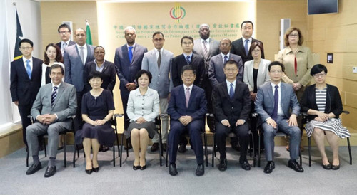 Fotografia de grupo entre o Director do Gabinete de Ligação, Dr. Zheng Xiaosong, e os Membros do Secretariado Permanente