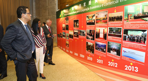 Os convidados visitam a exposição de fotografias de eventos do Fórum
