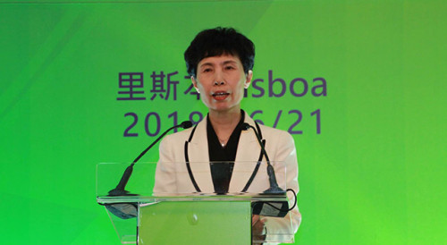 A Vice-Ministra do Comércio da China, Dra. Gao Yan, profere um discurso