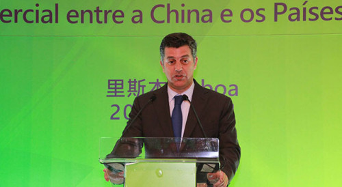 O Ministro da Economia de Portugal, Dr. Manuel Caldeira Cabral, profere um discurso