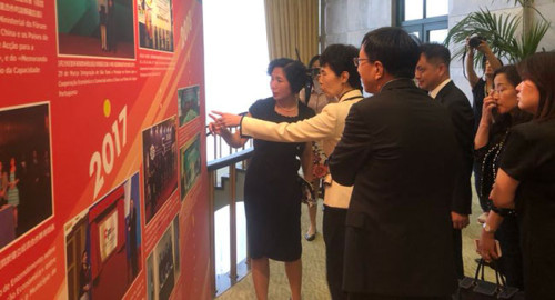 A Vice-Ministra, Dra. Gao Yan, visita a exposição de fotografias de eventos do Fórum