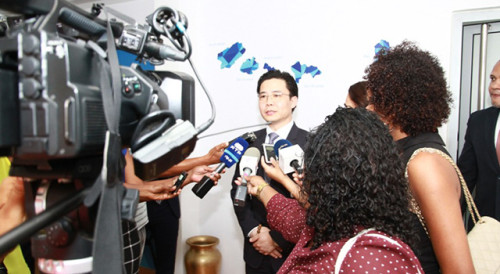 O Secretário-Geral Adjunto, Dr. Ding Tian, em entrevista com vários órgãos de comunicação social