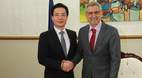 The President of Cabo Verde, Mr Jorge Fonseca, greets Deputy Secretary-General of the Permanent Secretariat of Forum Macao Mr Ding Tian