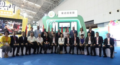 Group photo in front of the “Portuguese-speaking Countries’ Pavilion”