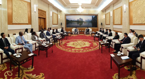 The Deputy Secretary General of the People’s Government of Guangxi Zhuang Autonomous Region, Mr Yang Bin, meets with the Forum Macao delegation