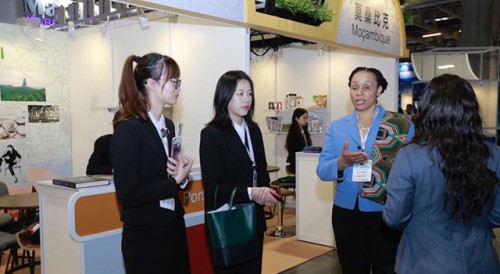 Exchanges with guests at the Portuguese-Speaking Countries Exhibition at MIF