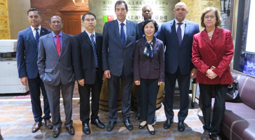 Fotografia da delegação em frente ao Centro de Exposições de Alimentação e Bebidas Alcoólicas dos Países e Regiões da Lusofonia em Macau