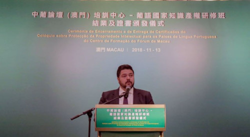 The Vice-Rector of the City University of Macau, Professor Kong Fan Qing, delivers speech