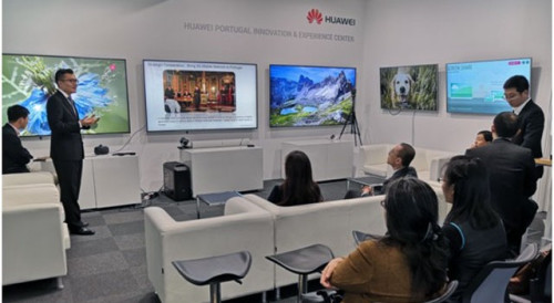 The delegation visits Huawei Portugal Innovation & Experience Centre