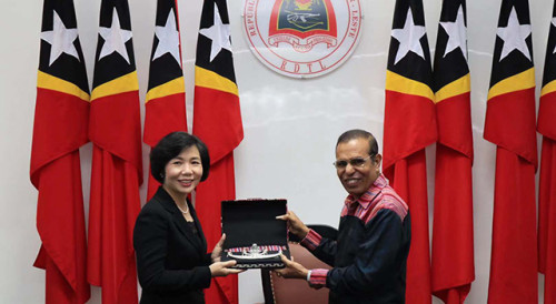 The Prime Minister of Timor-Leste, Taur Matan Ruak, presents a souvenir to the Secretary-General of the Permanent Secretariat of Forum Macao, Xu Yingzhen