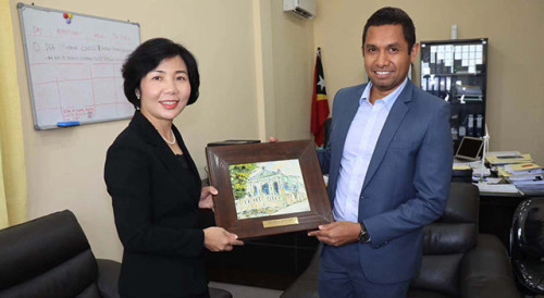 Secretary-General Xu Yingzhen presents a souvenir to the Minister of Public Works of Timor-Leste, Salvador Soares dos Reis Pires